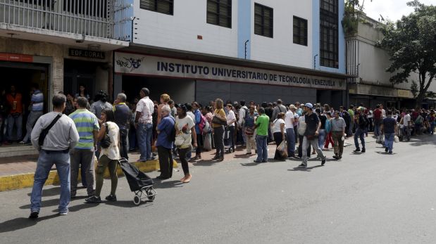 Venezuela afronta una crisis económica. En la imagen, decenas de personas hacen colas para comprar alimentos de primera necesidad. (Foto: Reuters)