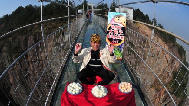 En algunos puentes se organizan competencias, como esta para sentarse a comer en Yueyang. (Foto: BBC Mundo)