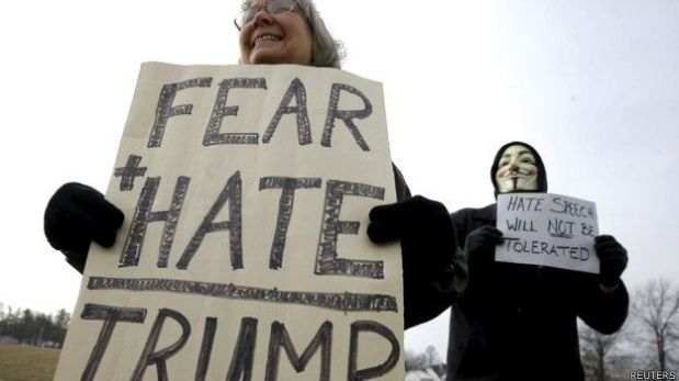 Manifestantes en Iowa. La polémica postura del aspirante a la nominación republicana sobre refugiados e inmigrantes sigue generando protestas. (Foto: Reuters)
