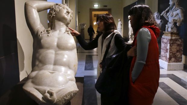 Estatua de Mármol de Dionisio en el Capitoline Museum, en Roma. Antiguas estatuas desnudas fueron cubiertas para que no las viera el presidente de Irán. (AP)