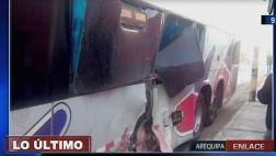 Pasajeros salvan de morir tras la caída de rocas sobre bus