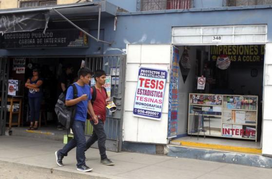 El negocio de las tesis: ¿cuánto te cuesta, cuánto te vale?