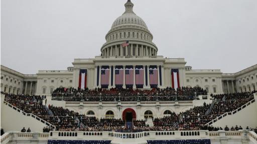 El presidente de EE.UU. es investido en una ceremonia en la que jura su cargo ante miles de personas.
