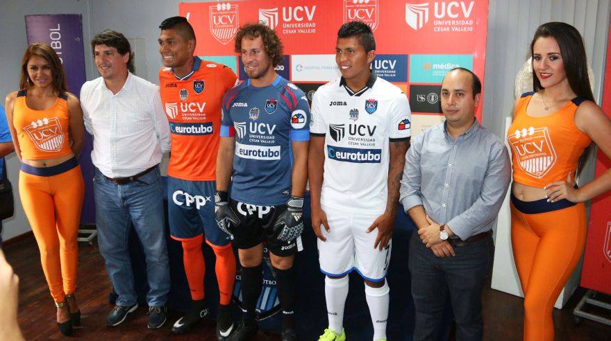 Luis Cardoza, Salomón Libman y Rinaldo Cruzado presentaron la nueva indumentaria. (Foto: Club Deportivo Universidad César Vallejo)