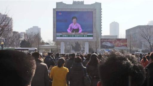 Los ciudadanos norcoreanos vieron el anuncio del lanzamiento del cohete en una pantalla gigante en Pyongyang, la capital de su país.