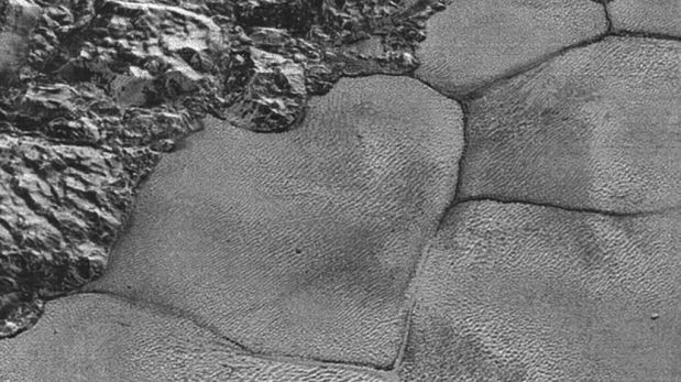 Ahora los expertos saben que las misteriosas colinas son desprendimientos de témpanos de la superficie rugosa que rodea Sputnik Planum.(Foto: NASA)