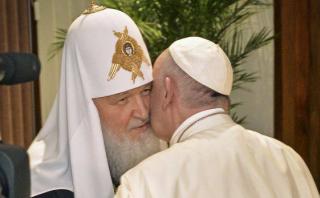 Francisco y Kirill abrieron con un beso su histórico encuentro