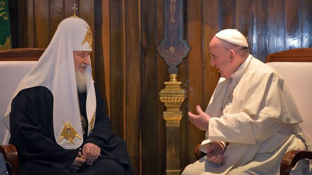 Pope Francis (R) and the head of the Russian Orthodox Church, Patriarch Kirill, speak during a historic meeting in Havana on February 12, 2016. Pope Francis and Russian Orthodox Patriarch Kirill kissed each other and sat down together Friday for the first meeting between their two branches of the church in nearly a thousand years. Francis, 79, in white robes and a skullcap and Kirill, 69, in black robes and a white headdress, exchanged kisses and embraced before sitting down smiling for the historic meeting at Havana airport.   AFP PHOTO / ADALBERTO ROQUE