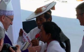 México: Indígenas dan al Papa biblias traducidas en sus lenguas