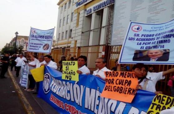 Médicos acatan paro de 24 horas para exigir aumento de sueldo