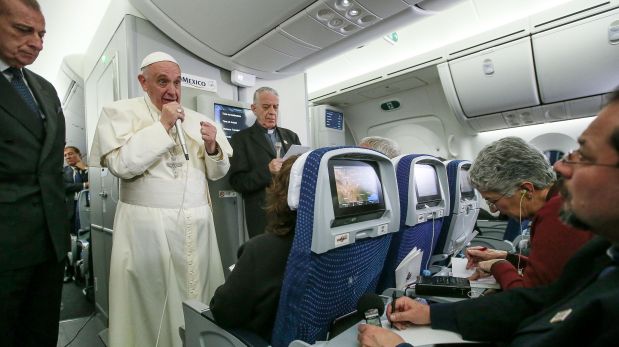 El papa Francisco respondió a preguntas de los periodistas a bordo del avión papal. (Foto: AFP)