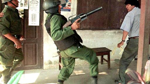 Entre 1988 y 2003, organizaciones de derechos humanos reportaron centenares de heridos y decenas de muertos en el territorio boliviano en el que Evo Morales era dirigente (Foto del año 2000).