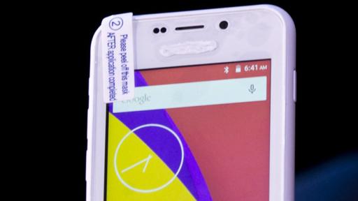 El Freedom 251 presentado era un smartphone de otra compañía, Adcom, cuyo nombre estaba borrado con pintura blanca. (Foto: AP)