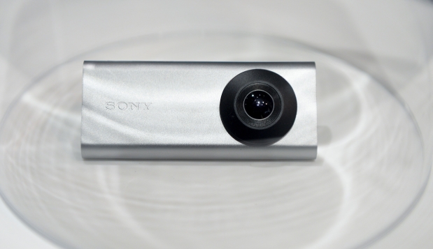 El Xperia Eye, junto con otros aparatos presentados en el MWC 2016, fueron presentados para que el usuario no esté siempre mirando el smartphone. (Foto: AFP)