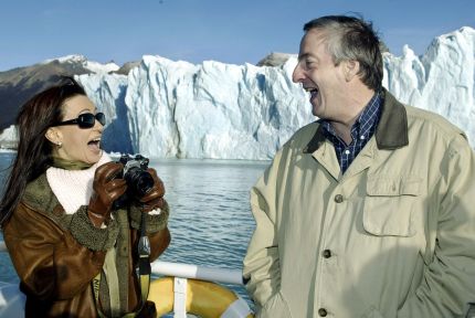 Argentina's president-elect Nestor Kirchner (R) and his wife Cristina Fernandez pose in front of the Perito Moreno glacier in Calafate, in the Patagonian province of Santa Cruz, May 17, 2003. Kirchner clinched the Argentine presidency after his flamboyant rival ex-president Carlos Menem quit four days before a runoff election.  REUTERS/Enrique MarcarianOPSE_2003MAY19_ARGENTINA_NESTOR KIRCHNER2003MAY19_AFD