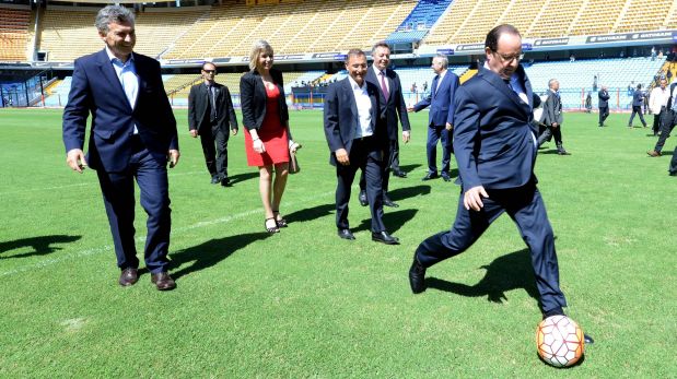 Francois Hollande visitó la mítica Bombonera y marcó un gol