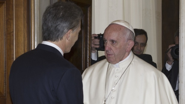 Mauricio Macri, presidente de Argentina, es recibido por el papa Francisco en el Vaticano. (Reuters)