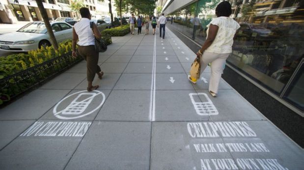 En Washington, en 2014, un programa de televisión hizo un experimento dividiendo los andenes para que los smombies caminaran separados. (Foto: AP)