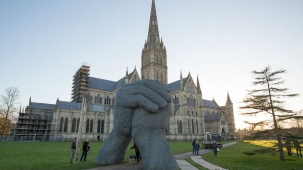 La escultura frente a la Catedral de Salisbury es parte de una exposición artística, y la idea era que la gente camine entre las manos. (Foto: Getty)