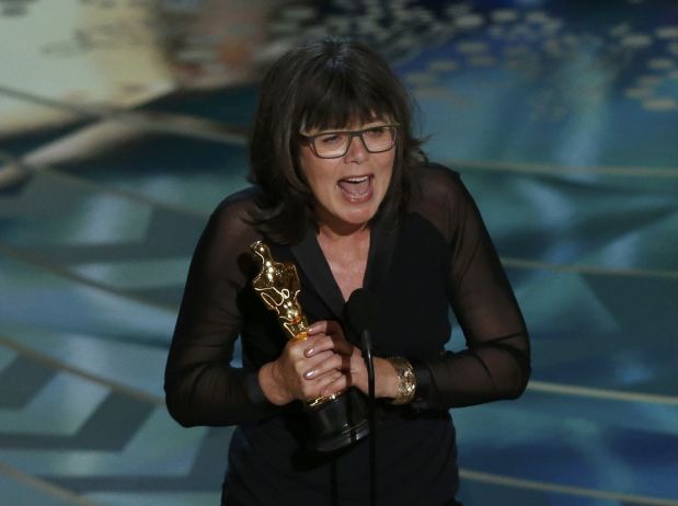 Margaret Sixel acepta el Oscar a mejor montaje por Mad Max. (Reuters/Mario Anzuoni)