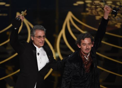 Mad Max gana mejor edición de sonido en los Premios Oscar. En la imagen, David White y Mark A. Mangini. (AFP)