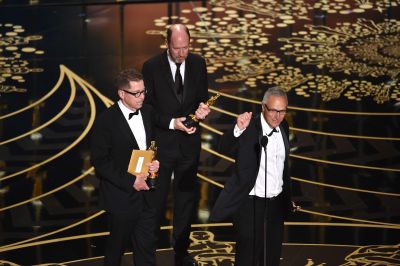 HOLLYWOOD, CA - FEBRUARY 28: (L-R) Gregg Rudloff, Chris Jenkins and Ben Osmo accept the Best Sound Mixing award for 'Mad Max: Fury Road' onstage during the 88th Annual Academy Awards at the Dolby Theatre on February 28, 2016 in Hollywood, California.   Kevin Winter/Getty Images/AFP== FOR NEWSPAPERS, INTERNET, TELCOS & TELEVISION USE ONLY ==