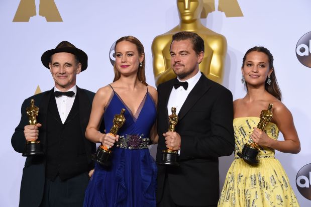(L-R) Best Supporting Actor Mark Rylance, Best Actress Brie Larson, Best Actor Leonardo DiCaprio and Best Supporting Actress Alicia Vikander pose with their Oscar in the press room during the 88th Oscars in Hollywood on February 28, 2016.    AFP PHOTO/FREDERIC J. BROWN