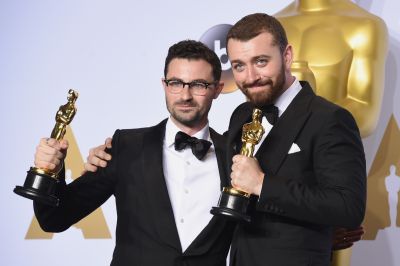 HOLLYWOOD, CA - FEBRUARY 28: Songwriter Jimmy Napes (L) and singer Sam Smith, winners of the award for Best Original Song 'Writing's on the Wall,' pose in the press room during the 88th Annual Academy Awards at Loews Hollywood Hotel on February 28, 2016 in Hollywood, California.   Jason Merritt/Getty Images/AFP== FOR NEWSPAPERS, INTERNET, TELCOS & TELEVISION USE ONLY ==