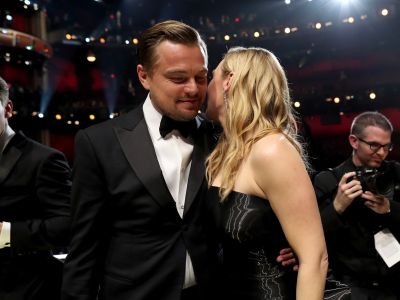HOLLYWOOD, CA - FEBRUARY 28: Actor Leonardo DiCaprio (L) and Kate Winslet attend the 88th Annual Academy Awards at Dolby Theatre on February 28, 2016 in Hollywood, California.   Christopher Polk/Getty Images/AFP== FOR NEWSPAPERS, INTERNET, TELCOS & TELEVISION USE ONLY ==