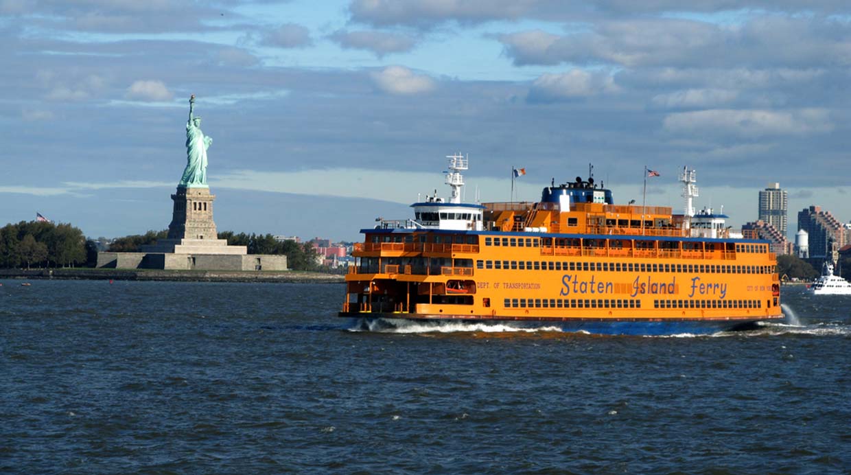 Subirte al ferry de Staten Island.Si quieres ver la Estatua de la Libertad un poco más cerca, no puedes dejar de abordar el ferry de Staten Island que une Manhattan con esta isla. El recorrido es gratuito y parte cada 25 minutos, por lo que debes acercarte temprano para evitar las colas.(Foto: Shutterstock)