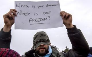 Refugiados de la Jungla de Calais se cosen la boca en protesta