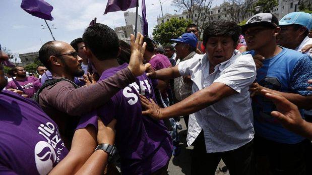 Enfrentamiento en Plaza San Martín por marcha de Julio Guzmán