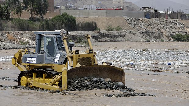 Los sacos de tierra de la Municipalidad de Lima fueron colocados ante posible crecida de caudal. (DIfusión)