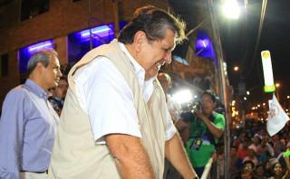 Alan García: le arrojan una botella tras actividad proselitista