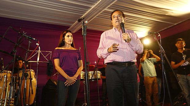Áureo Zegarra subió al estrado acompañado de la candidata a la vicepresidencia Carolina Lizárraga. (Foto: El Comercio / Christian Ugarte)