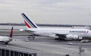 Escondió en su cartera a niña haitiana en vuelo Estambul-París
