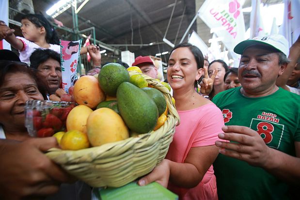 Verónika Mendoza recorrió hoy el Mercado Mayorista de Frutas, ubicado en el distrito limeño de Santa Anita. (Foto: El Comercio / Lino Chipana)