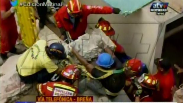 El obrero estuvo atrapado más de una hora en una obra en el Jr. Independencia, en Breña. (ATV +)