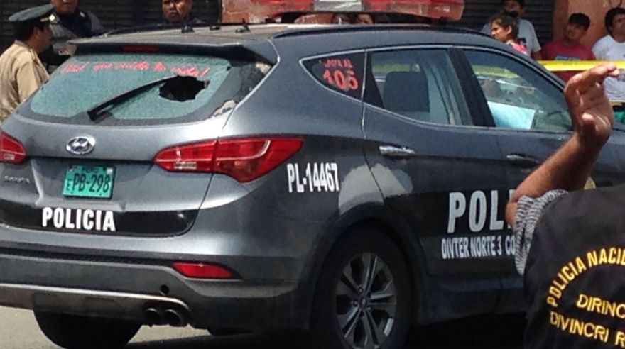 La camioneta gris fue interceptada en Breña a balazos. Tres policías fueron heridos de bala, dos de ellos fallecieron. (WhatsApp / El Comercio)