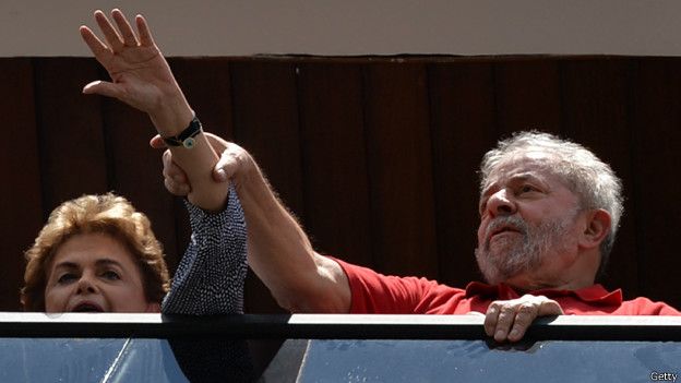 Dilma Rousseff busca el apoyo de su mentor Lula para salvar a su gobierno y negociar con sus aliados en el Congreso, evitando así un juicio político. (Foto: Getty Images)