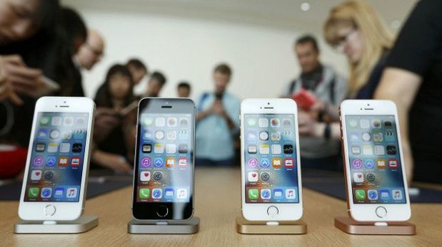 Apple tradicionalmente anuncia nuevas versiones de sus famosos smartphones en otoño.(Foto: Reuters)