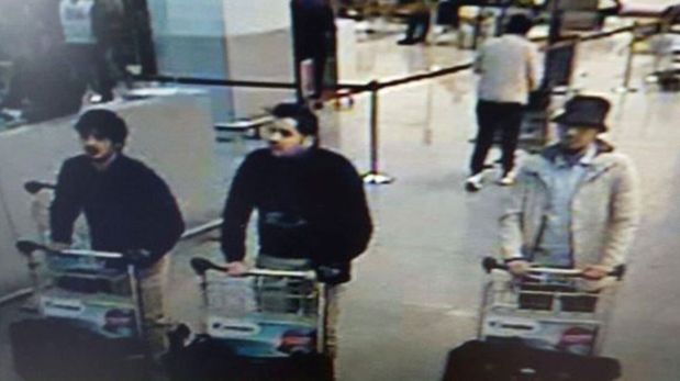 La imagen difundida por la policía de los tres atacantes en el aeropuerto de Bruselas. El de la derecha habría escapado con vida y los otros dos se habrían suicidado. (AP).