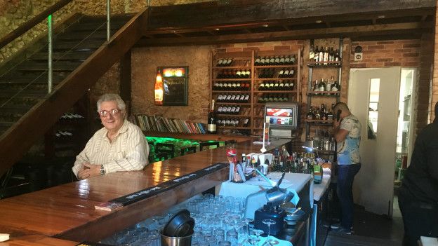 El chef Jordi Escárraga antes trabajaba con el estado. Ahora tiene su propio restaurante. (Foto: Boris Miranda/BBC Mundo)