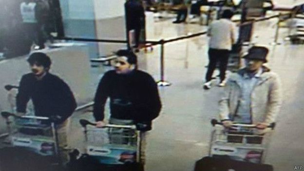 La policía difundió la fotografía de los sospechosos de los atentados en el aeropuerto de Zaventem. (Foto: AFP)