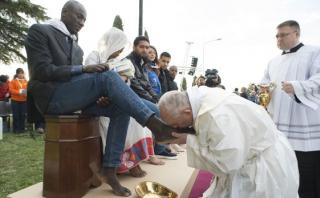 El papa Francisco lava pies de refugiados en Jueves Santo