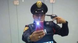 México: Suspenden a policía por apuntarse con pistola en selfie
