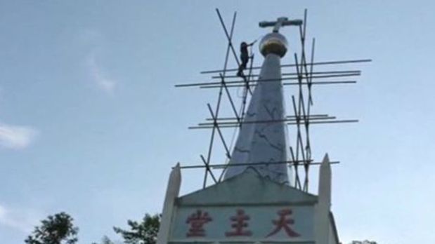 El gobierno de China ha quitado las cruces de algunas iglesias para imponer una 