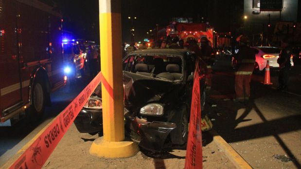 El accidente fue esta noche en Santiago de Surco. (Foto: Germán Falcón / El Comercio)