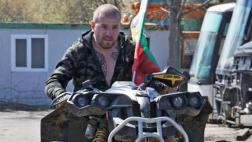 El polémico "cazador" búlgaro que persigue refugiados en moto