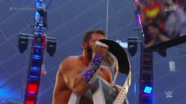 Zack Ryder ganó el título intercontinental en una espectacular pelea de escaleras contra otros 6 luchadores en Wrestlemania 32. (WWE)